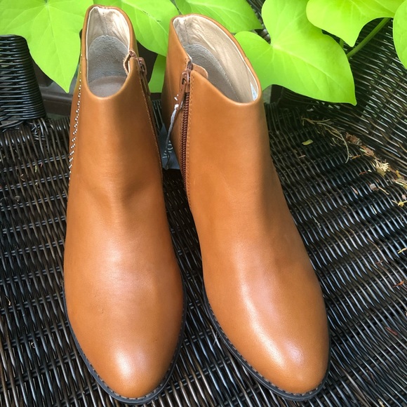 ๐บ Vionic Leather Ankle Booties ๐บ - Picture 11 of 15